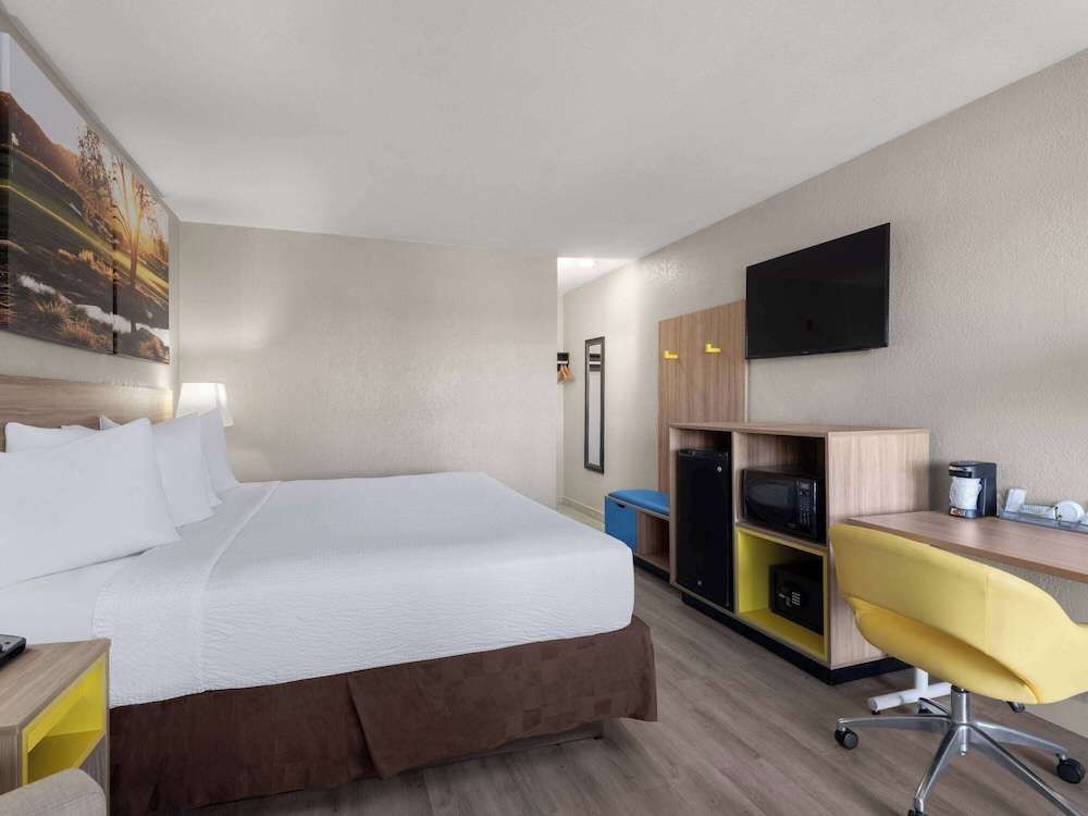 DAYS INN BY WYNDHAM LAS VEGAS AIRPORT NEAR THE STRIP