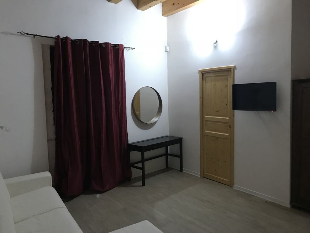 DECADRACMA ROOMS