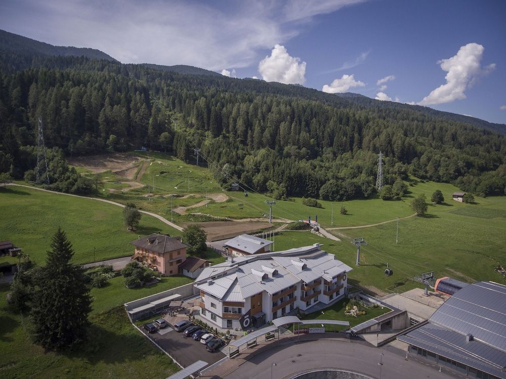 MONROC HOTEL