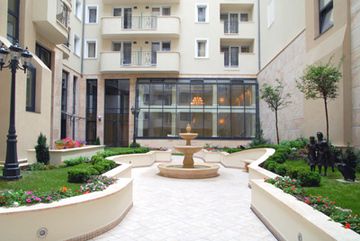 QUEEN'S COURT HOTEL & RESIDENCE