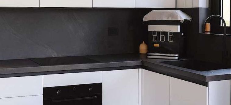Hotel White And Black Cozy Suite In Aegina Aegina: Foto 