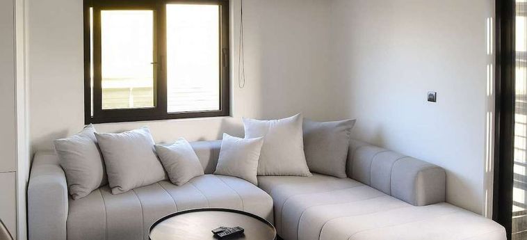 Hotel White And Black Cozy Suite In Aegina Aegina: Foto 