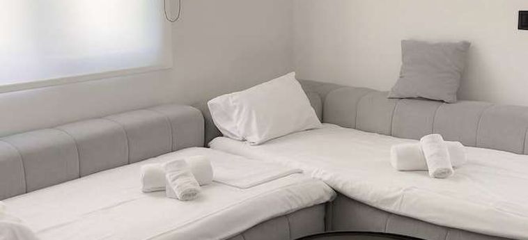 Hotel White And Black Cozy Suite In Aegina Aegina: Foto 