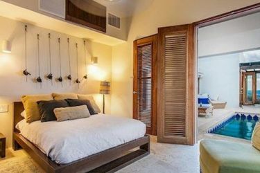 Hotel Waves On Shoal Bay Villa:  ANGUILLA