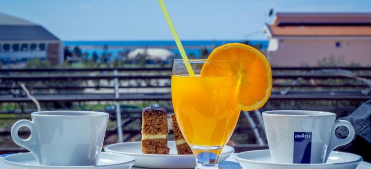 Hotel Pharos:  BAR