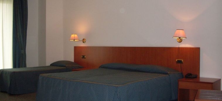 Hotel 90:  CAPURSO - BARI