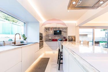 Hotel Modern 4-Bed Villa 4K Beach 30K Lisbon Corroios: Photo 