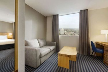 Ramada Hotel &Amp; Suites By Wyndham Coventry Coventry: Photo 