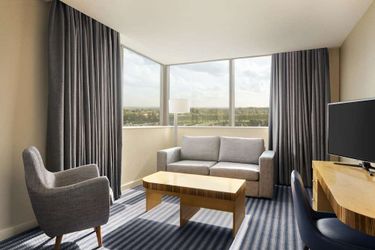 Ramada Hotel &Amp; Suites By Wyndham Coventry Coventry: Photo 