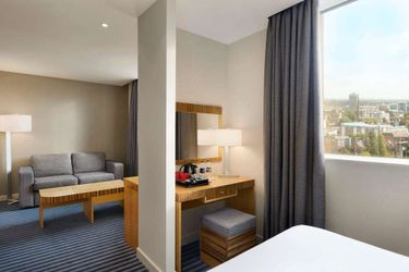 Ramada Hotel &Amp; Suites By Wyndham Coventry Coventry: Photo 