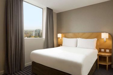 Ramada Hotel &Amp; Suites By Wyndham Coventry Coventry: Photo 