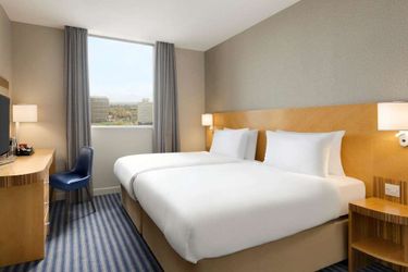 Ramada Hotel &Amp; Suites By Wyndham Coventry Coventry: Photo 
