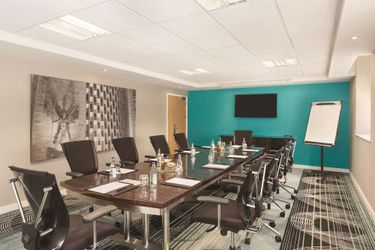 Ramada Hotel &Amp; Suites By Wyndham Coventry Coventry: Photo 