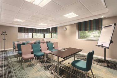 Ramada Hotel &Amp; Suites By Wyndham Coventry Coventry: Photo 