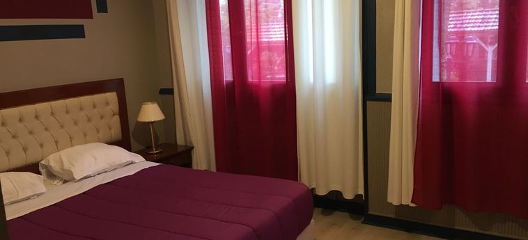 Hotel La Nouvelle Passerelle:  DECINES - CHARPIEU