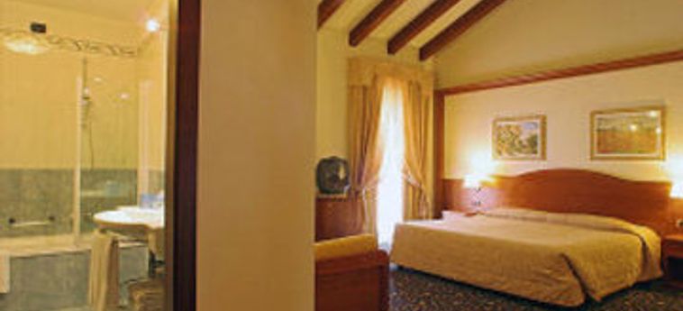 Hotel Villa Nicolli:  GARDASEE