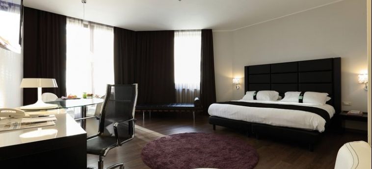Hotel Holiday Inn Genoa City:  GENOVA
