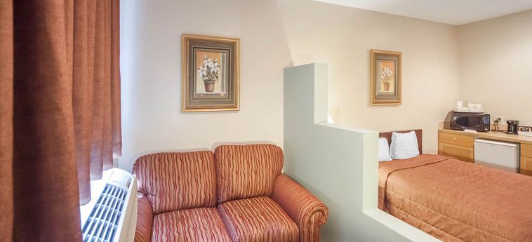 Hotel Econo Lodge Inn & Suites:  INNISFAIL - ALBERTA