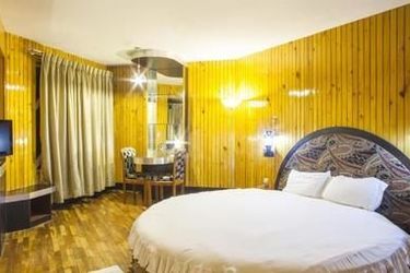 Hotel Pleasant Stay - La Flora:  KODAIKANAL