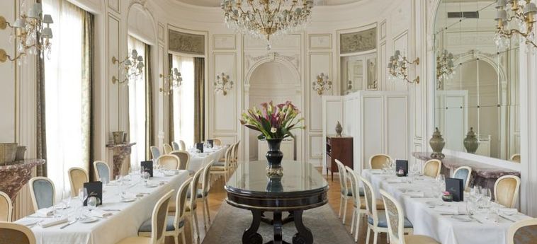 Tiara Chateau Hotel Mont Royal Chantilly:  LA CHAPELLE EN SERVAL