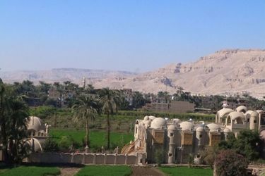Embrace Hotel Luxor: Photo 