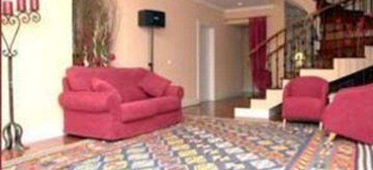 Hotel Residencial Mariazinha:  MADERE