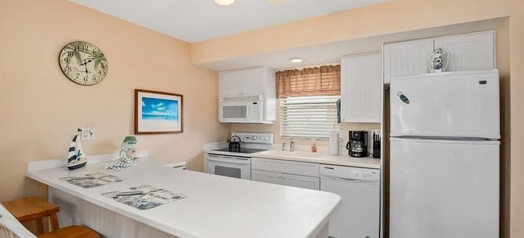 Hotel Wow...fully Renovated And Perfect Location For A Great Vacation ! 1 Bedroom Condo:  MARCO ISLAND (FL)