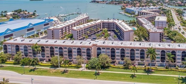 ENJOY THE POOL AND BAY VIEWS FROM THIS 2 BEDROOM-TOP FLOOR ! CONDO 0 Sterne