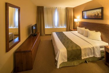 Hotel Quality Inn & Suites P.e. Trudeau Airport:  MONTREAL
