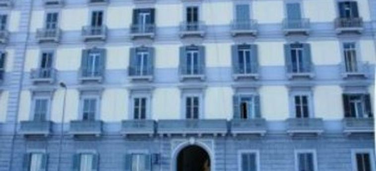 Hotel Dimora Caracciolo:  NAPLES ET ENVIRONS