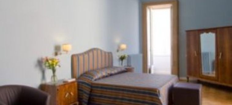 Hotel Spaccanapoli Comfort Suites:  NAPLES ET ENVIRONS