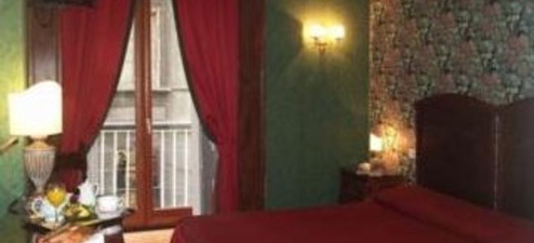 Chiaja Hotel De Charme Antica Casa Lecaldano Sasso La Terza:  NAPLES ET ENVIRONS