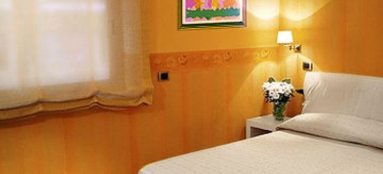 Hotel Napoliday Bed & Breakfast Residence:  NAPLES ET ENVIRONS