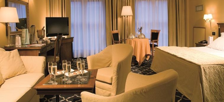 Hotel Ramada By Wyndham Naples:  NAPOLES Y ALREDEDORES