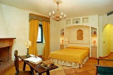 Castello Orsini Hotel:  NEROLA - ROMA