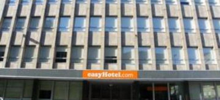 Easyhotel Porto:  OPORTO