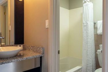 Hotel Ramada By Wyndham Ottawa On The Rideau Ottawa: Photo 