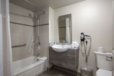 Hotel Ramada By Wyndham Ottawa On The Rideau Ottawa: Photo 