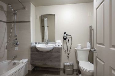 Hotel Ramada By Wyndham Ottawa On The Rideau Ottawa: Photo 