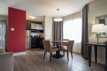 Hotel Ramada By Wyndham Ottawa On The Rideau Ottawa: Photo 
