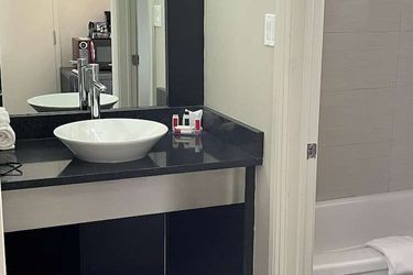 Hotel Ramada By Wyndham Ottawa On The Rideau Ottawa: Photo 