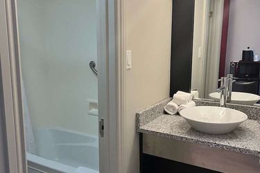 Hotel Ramada By Wyndham Ottawa On The Rideau Ottawa: Photo 