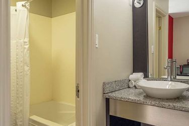 Hotel Ramada By Wyndham Ottawa On The Rideau Ottawa: Photo 