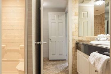 Hotel Ramada By Wyndham Ottawa On The Rideau Ottawa: Photo 