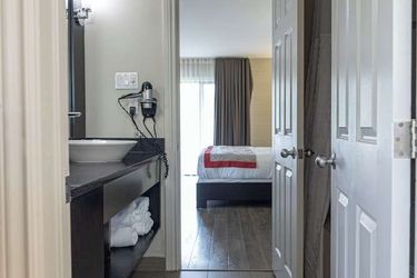 Hotel Ramada By Wyndham Ottawa On The Rideau Ottawa: Photo 