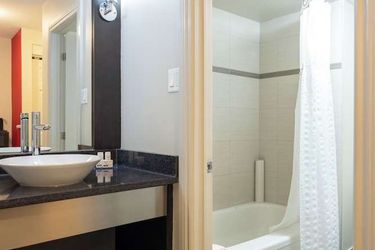 Hotel Ramada By Wyndham Ottawa On The Rideau Ottawa: Photo 