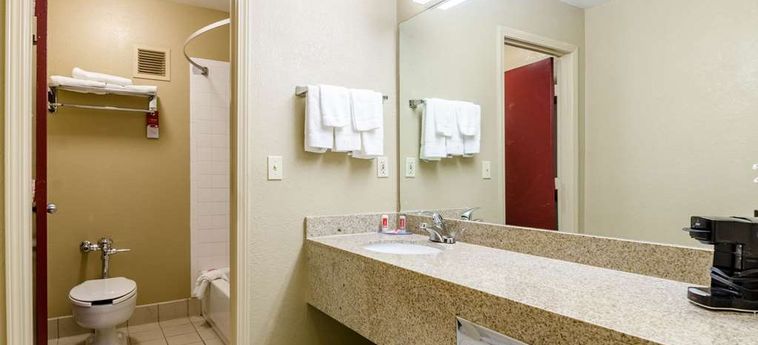 Hotel Econo Lodge  Inn & Suites I-35 At Shawnee Mission:  OVERLAND PARK (KS)