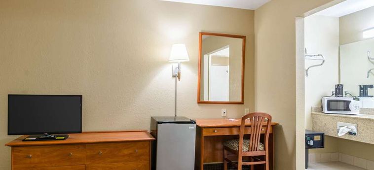 Hotel Econo Lodge  Inn & Suites I-35 At Shawnee Mission:  OVERLAND PARK (KS)