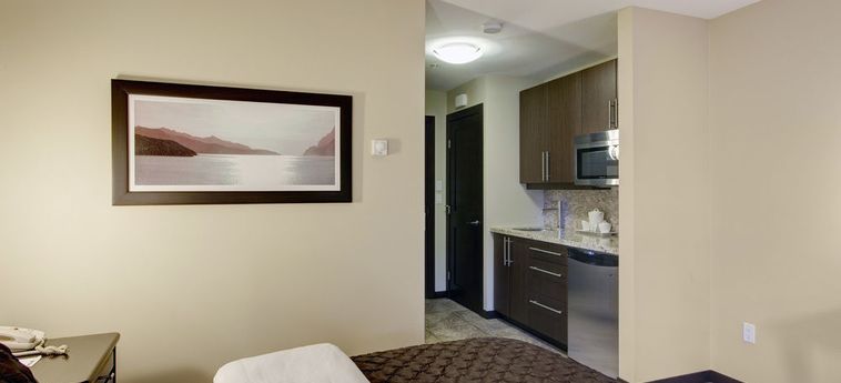 Hotel Sunrise Ridge Waterfront Resort:  PARKSVILLE