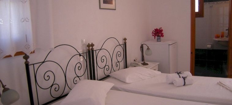 Hotel Roussos Beach:  PAROS 